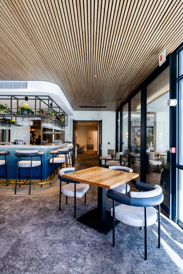 Bar and restaurant with a natural wood-look slat ceiling